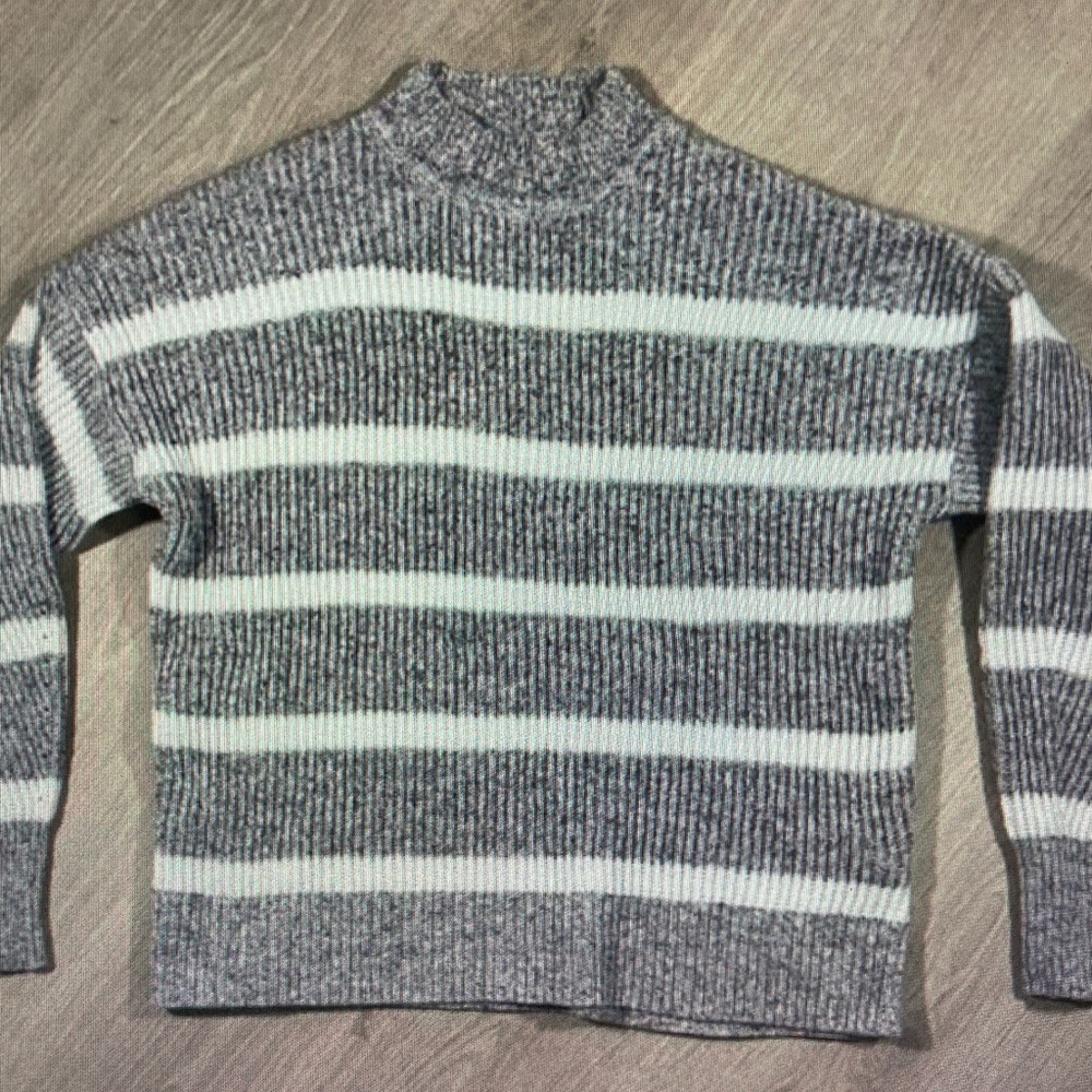 Abercrombie & Fitch Gray and White Striped Ribbed Crewneck Sweater